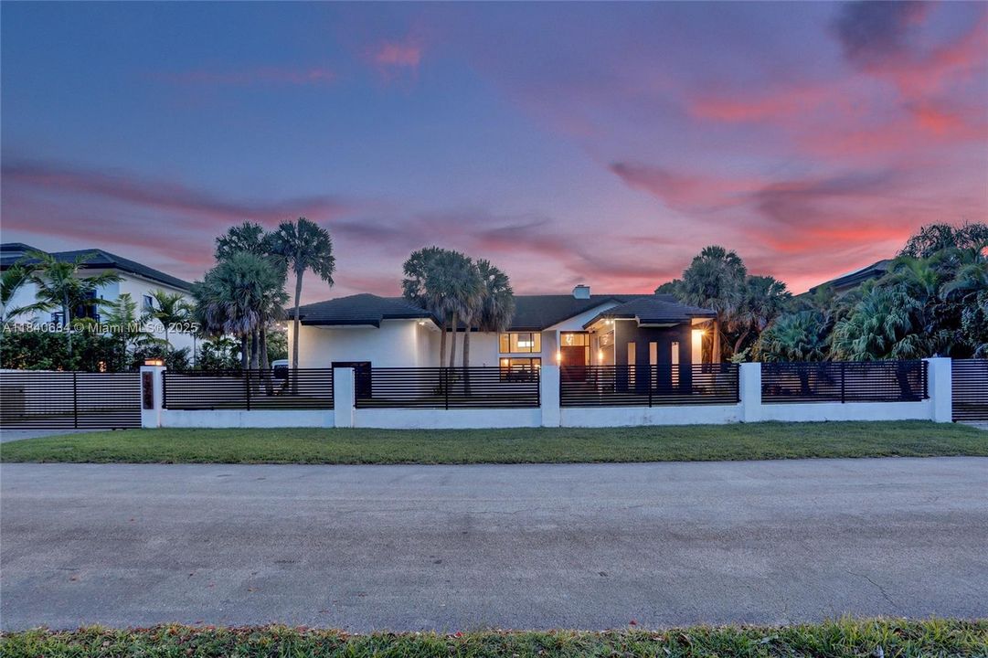 For Sale: $4,725,000 (6 beds, 4 baths, 5741 Square Feet)