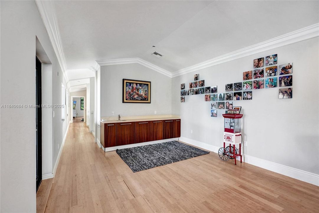 For Sale: $4,725,000 (6 beds, 4 baths, 5741 Square Feet)