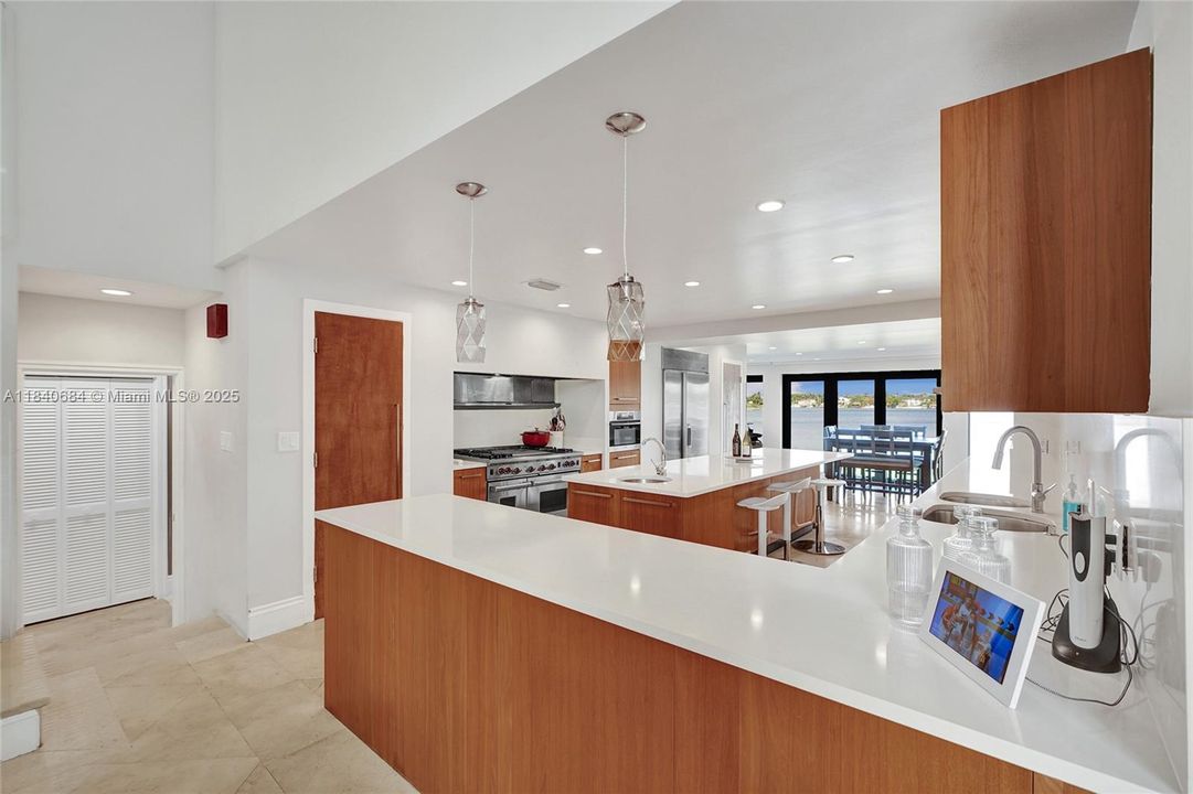 For Sale: $4,725,000 (6 beds, 4 baths, 5741 Square Feet)