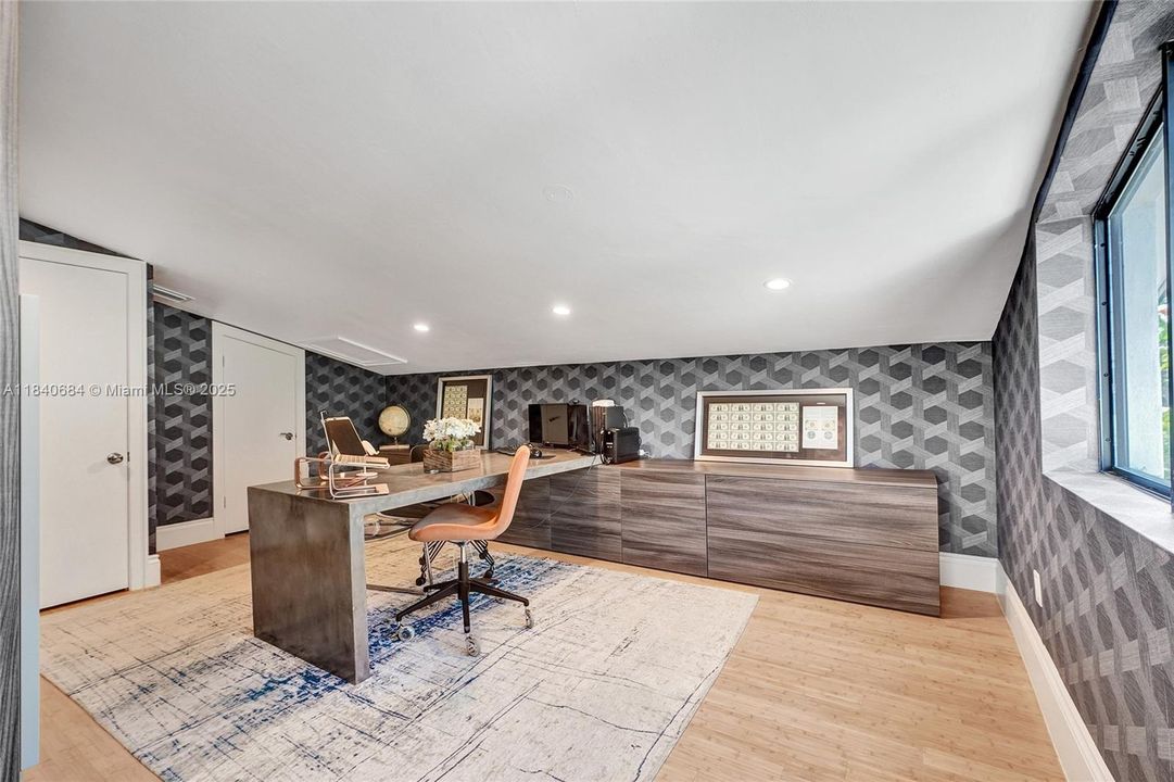 For Sale: $4,725,000 (6 beds, 4 baths, 5741 Square Feet)