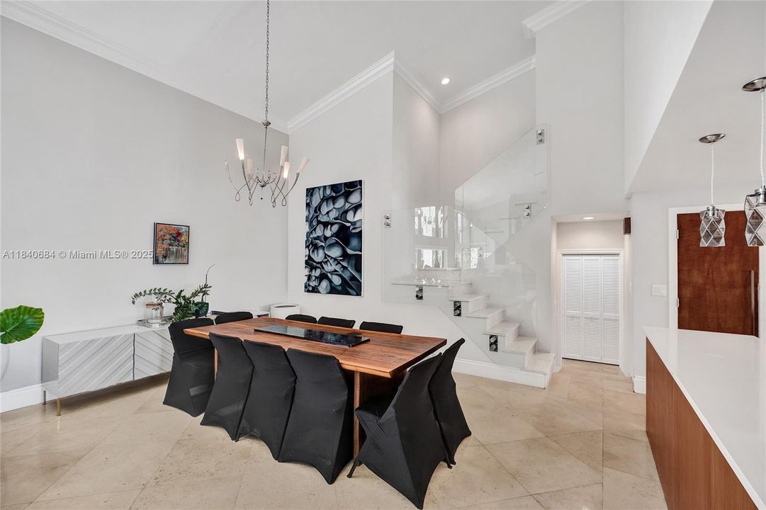 For Sale: $4,725,000 (6 beds, 4 baths, 5741 Square Feet)