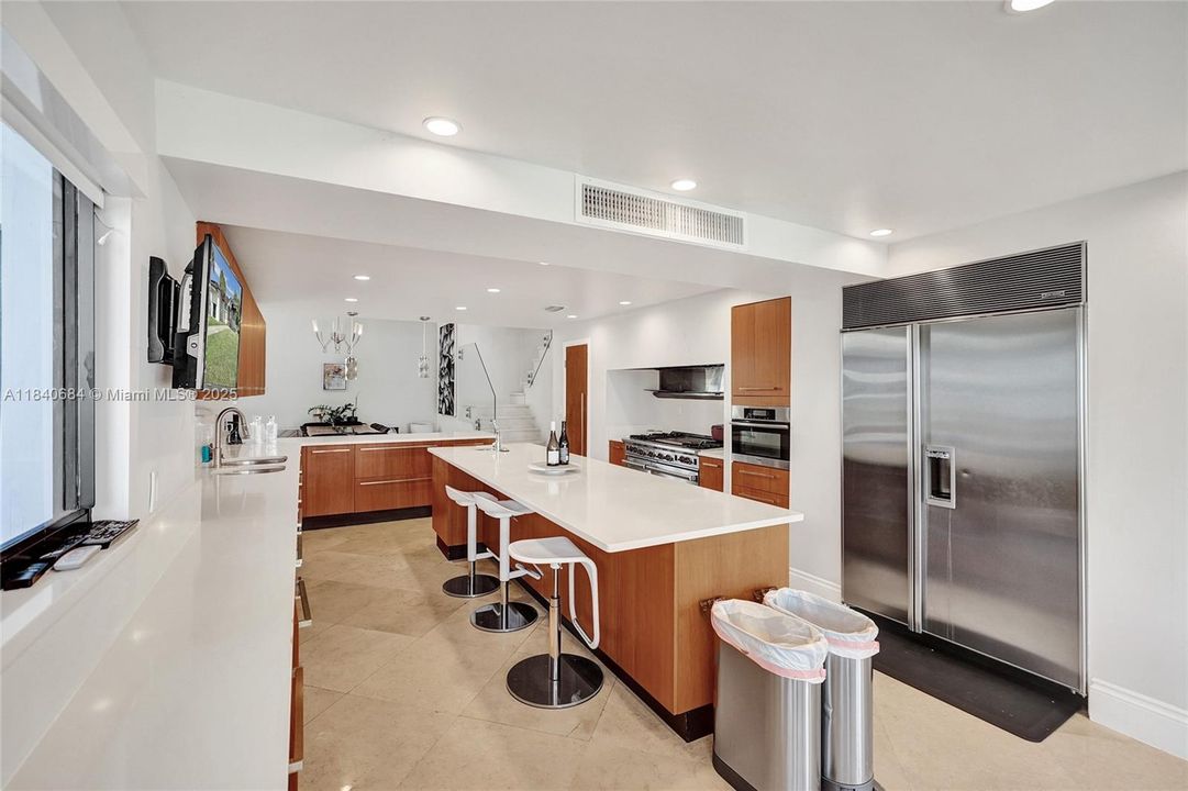 For Sale: $4,725,000 (6 beds, 4 baths, 5741 Square Feet)