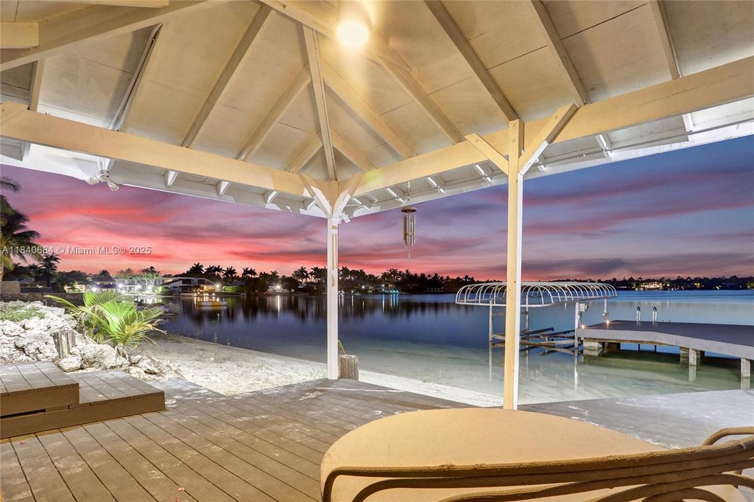 For Sale: $4,725,000 (6 beds, 4 baths, 5741 Square Feet)