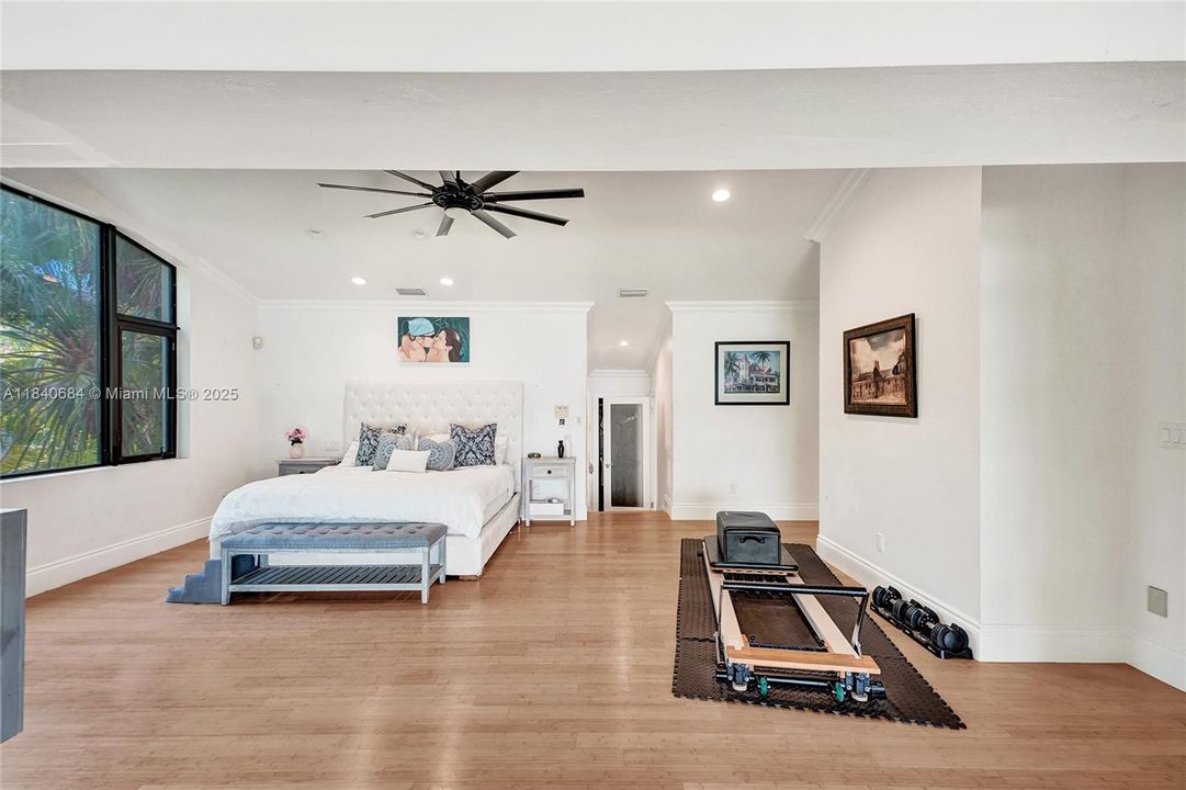 For Sale: $4,725,000 (6 beds, 4 baths, 5741 Square Feet)