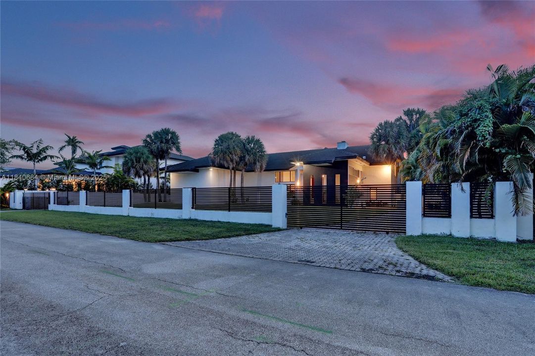 For Sale: $4,725,000 (6 beds, 4 baths, 5741 Square Feet)