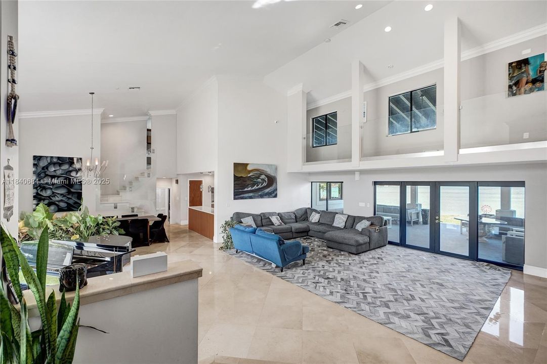 For Sale: $4,725,000 (6 beds, 4 baths, 5741 Square Feet)