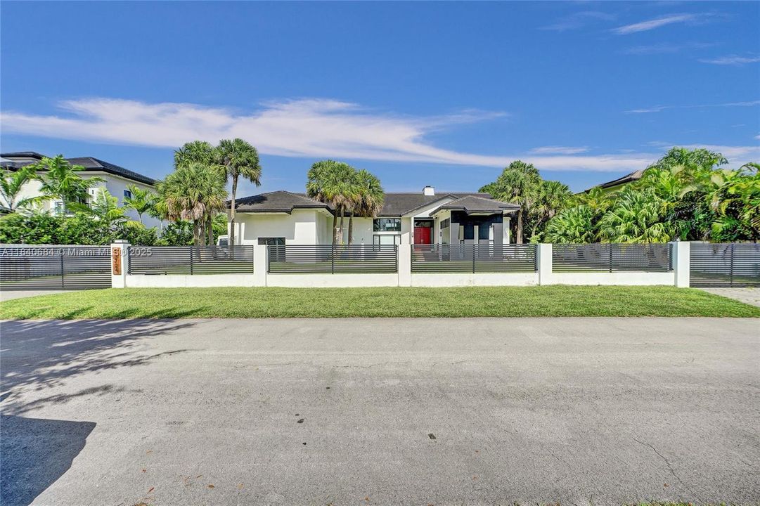 For Sale: $4,725,000 (6 beds, 4 baths, 5741 Square Feet)