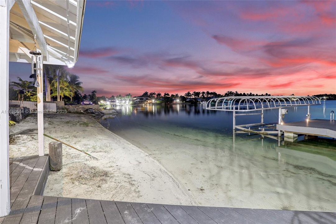 For Sale: $4,725,000 (6 beds, 4 baths, 5741 Square Feet)