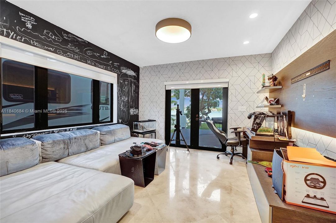 For Sale: $4,725,000 (6 beds, 4 baths, 5741 Square Feet)