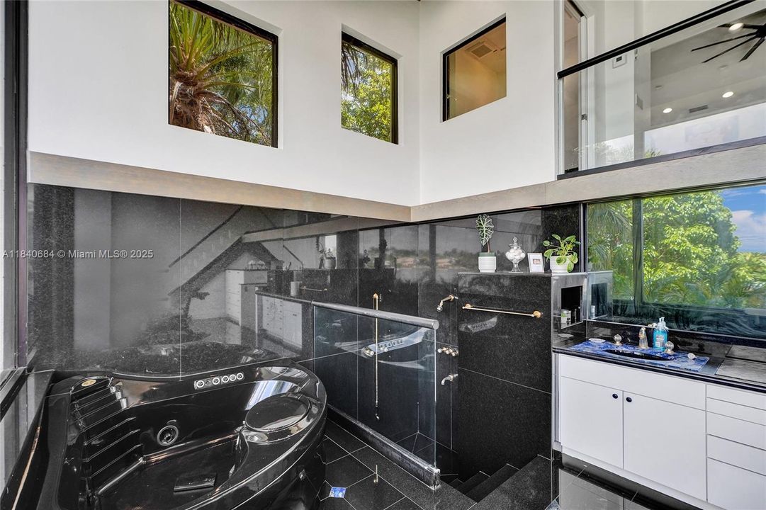 For Sale: $4,725,000 (6 beds, 4 baths, 5741 Square Feet)