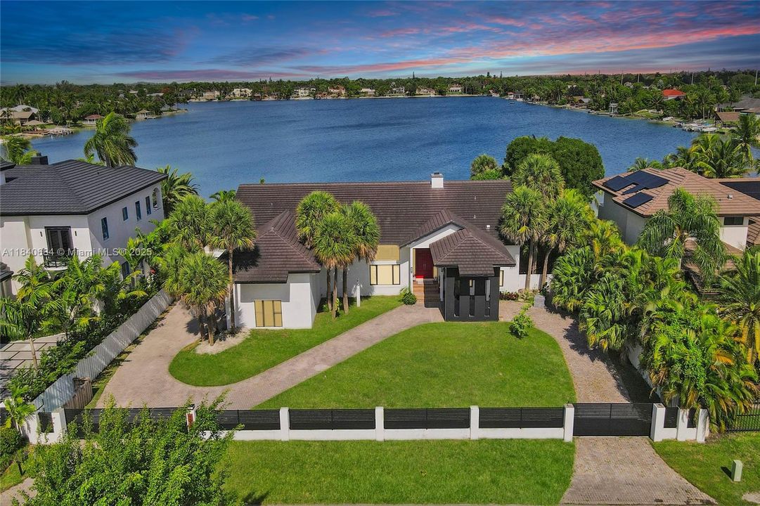 For Sale: $4,725,000 (6 beds, 4 baths, 5741 Square Feet)