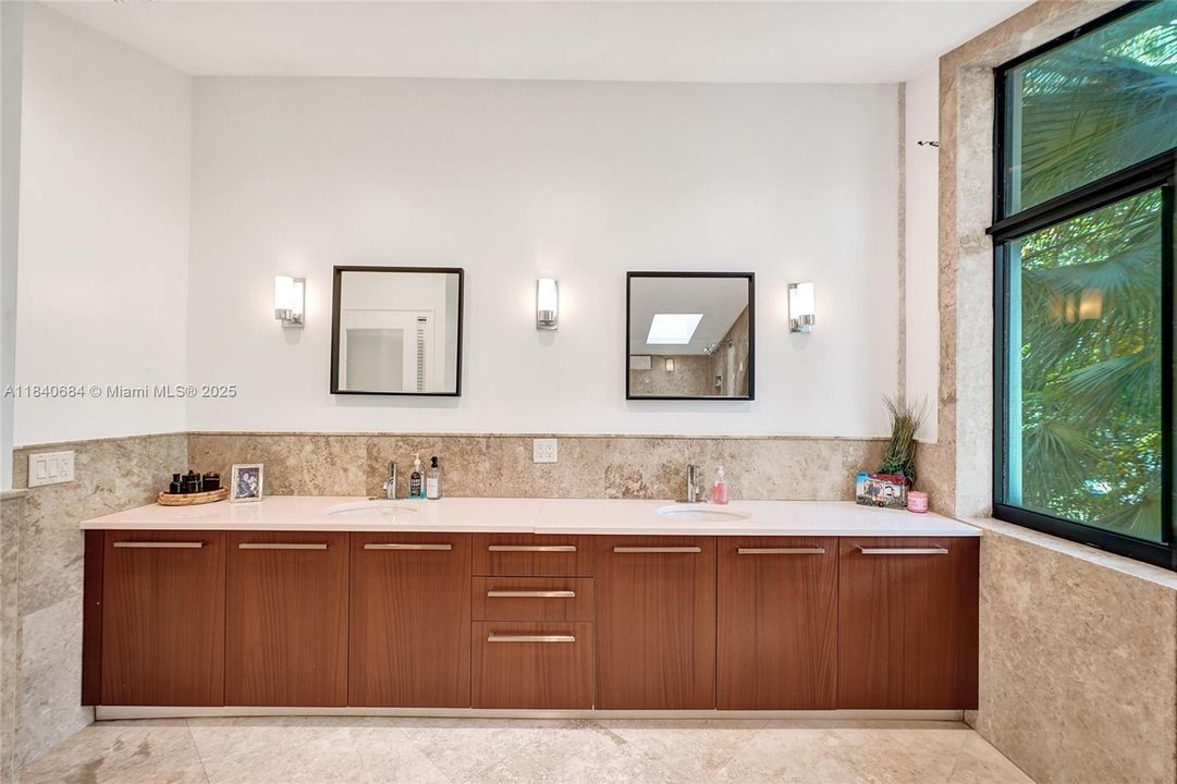 For Sale: $4,725,000 (6 beds, 4 baths, 5741 Square Feet)