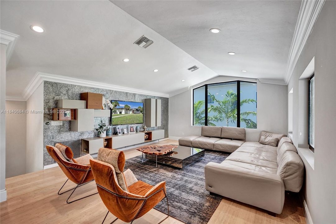 For Sale: $4,725,000 (6 beds, 4 baths, 5741 Square Feet)