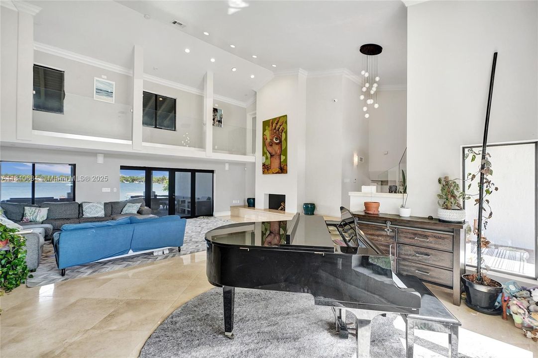 For Sale: $4,725,000 (6 beds, 4 baths, 5741 Square Feet)