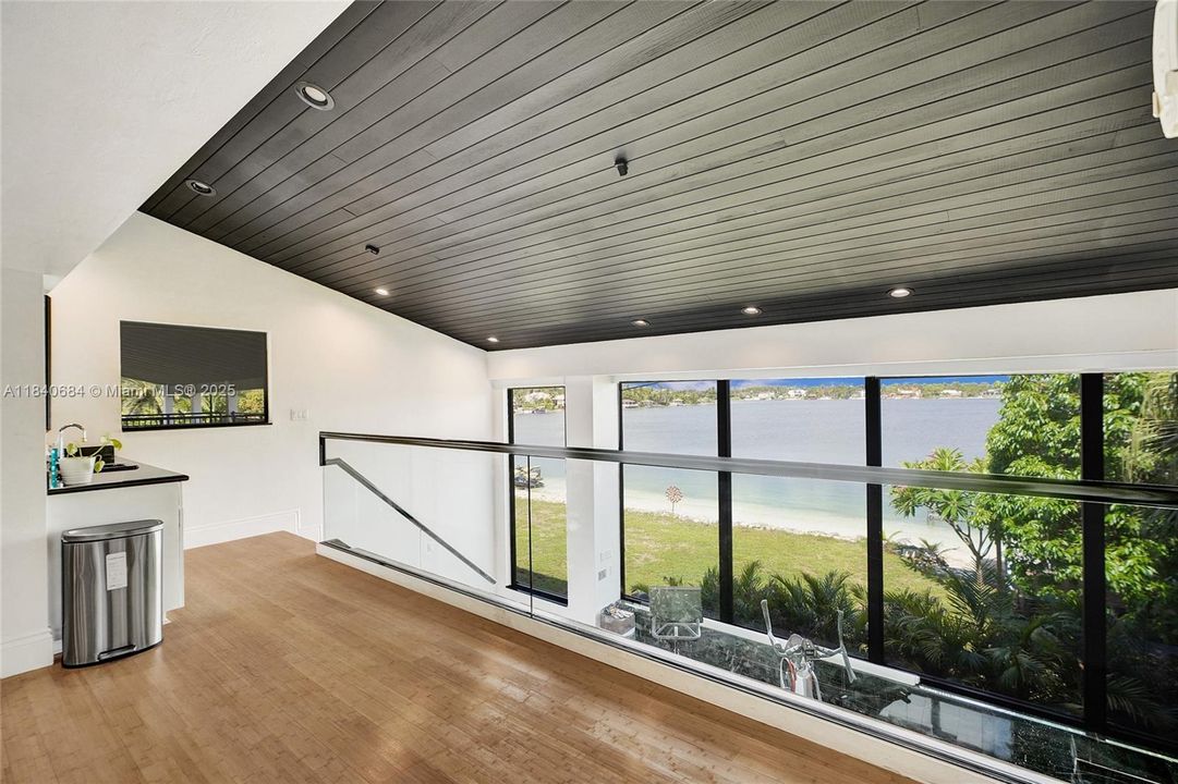 For Sale: $4,725,000 (6 beds, 4 baths, 5741 Square Feet)