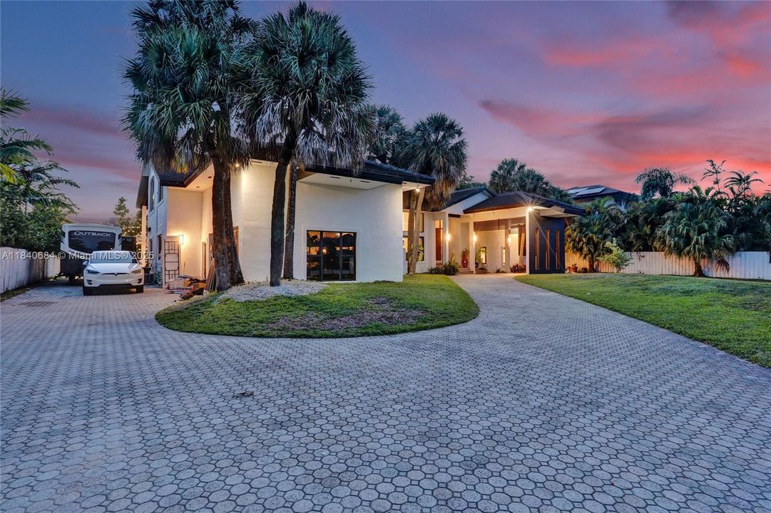 For Sale: $4,725,000 (6 beds, 4 baths, 5741 Square Feet)