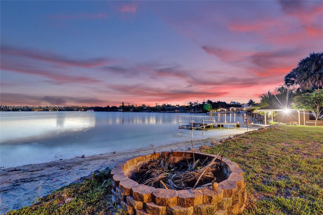 For Sale: $4,725,000 (6 beds, 4 baths, 5741 Square Feet)