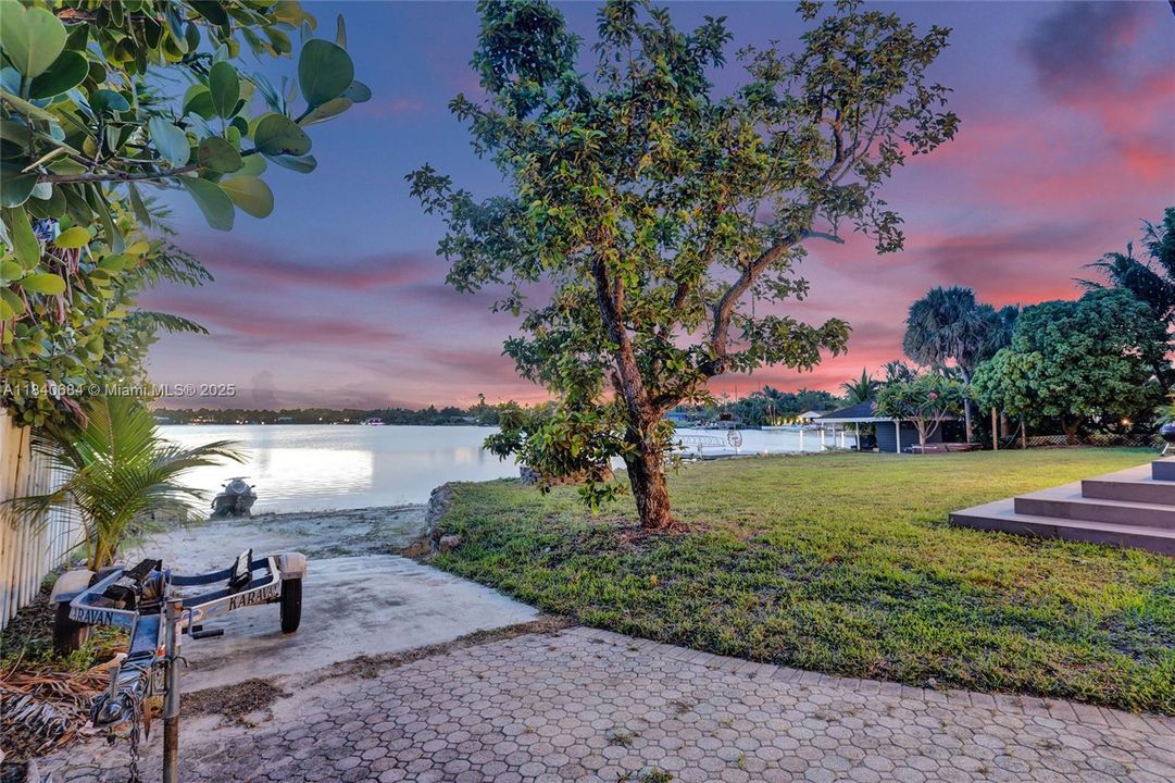 For Sale: $4,725,000 (6 beds, 4 baths, 5741 Square Feet)