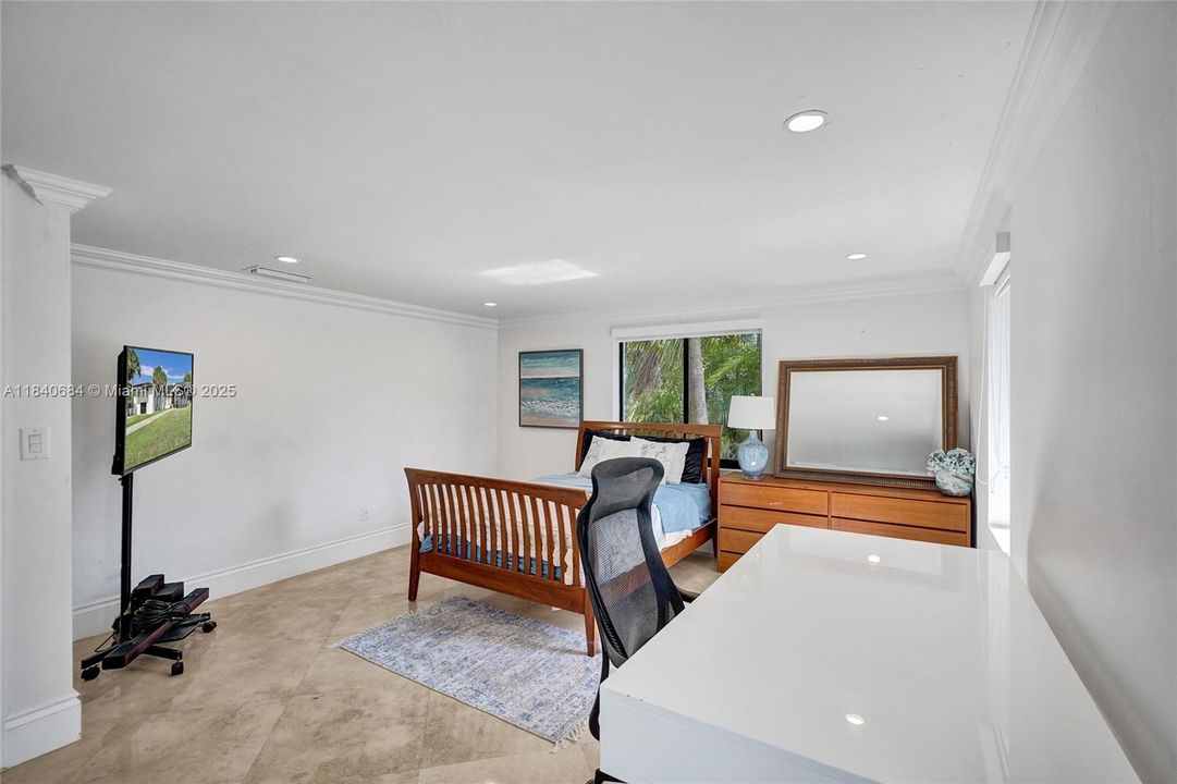 For Sale: $4,725,000 (6 beds, 4 baths, 5741 Square Feet)