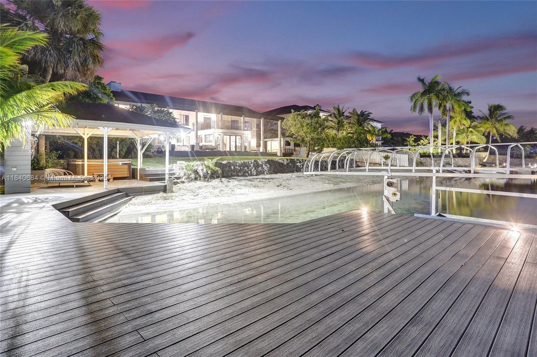 For Sale: $4,725,000 (6 beds, 4 baths, 5741 Square Feet)