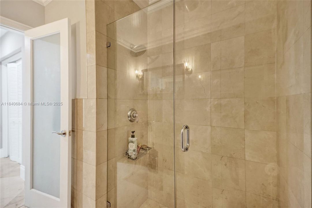 For Sale: $4,725,000 (6 beds, 4 baths, 5741 Square Feet)