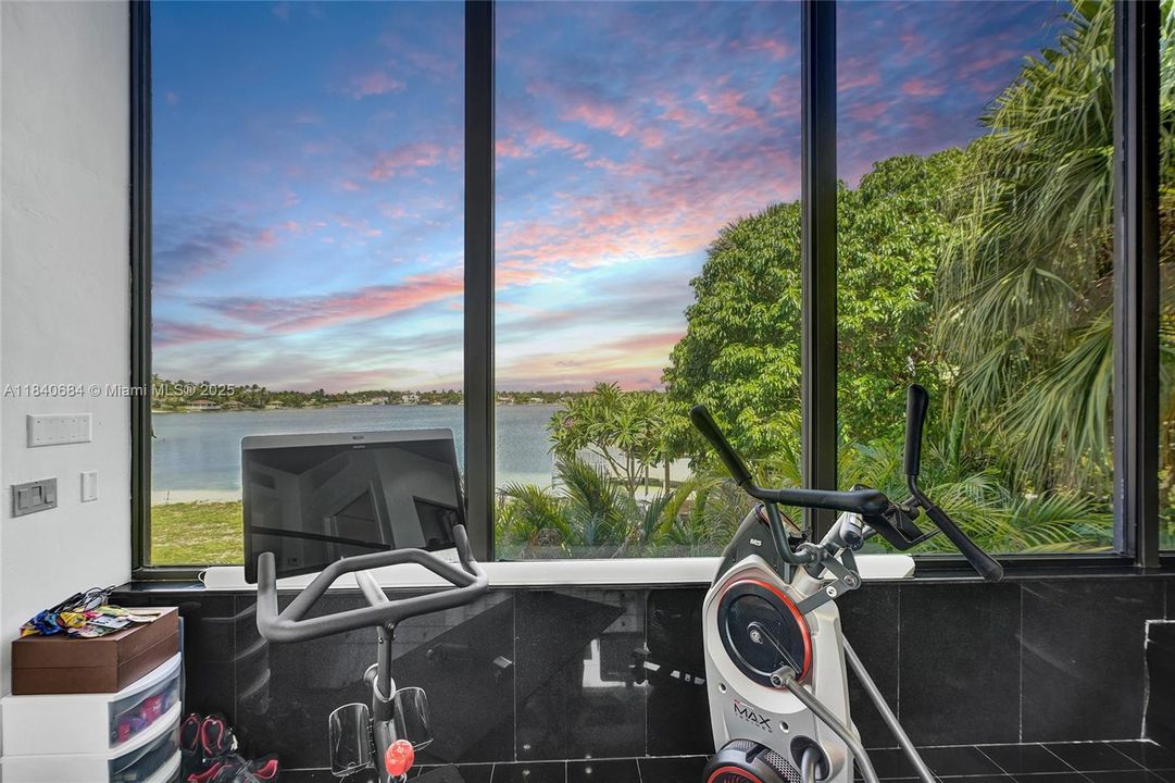 For Sale: $4,725,000 (6 beds, 4 baths, 5741 Square Feet)