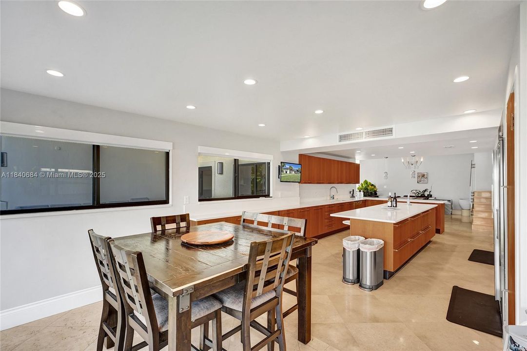 For Sale: $4,725,000 (6 beds, 4 baths, 5741 Square Feet)