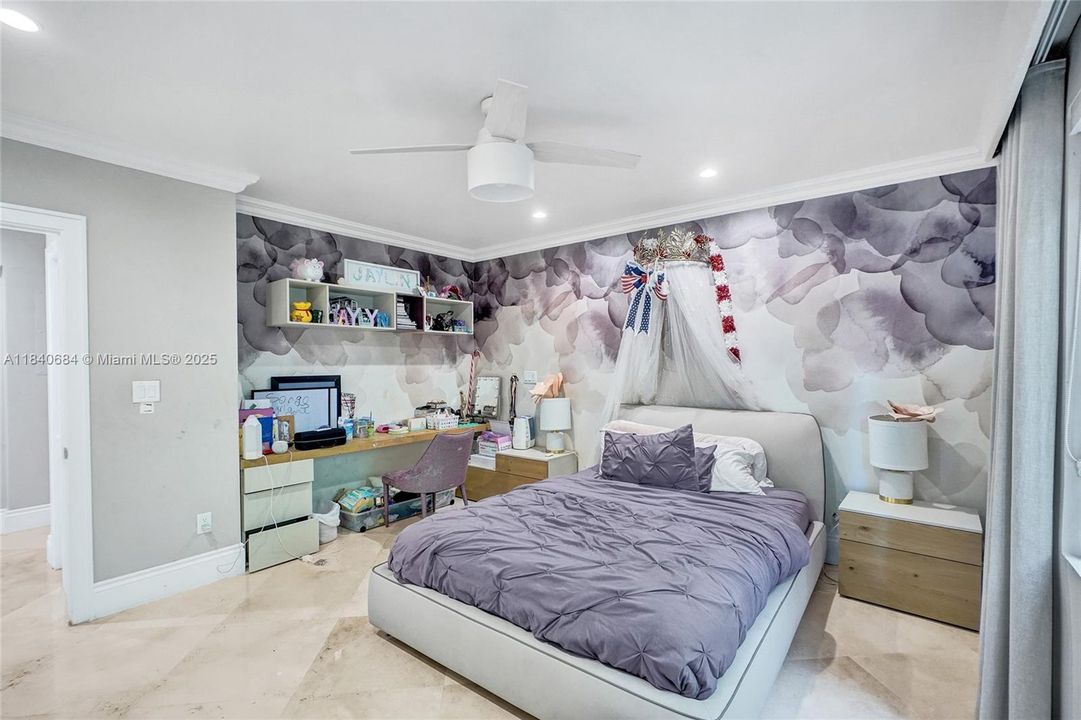 For Sale: $4,725,000 (6 beds, 4 baths, 5741 Square Feet)