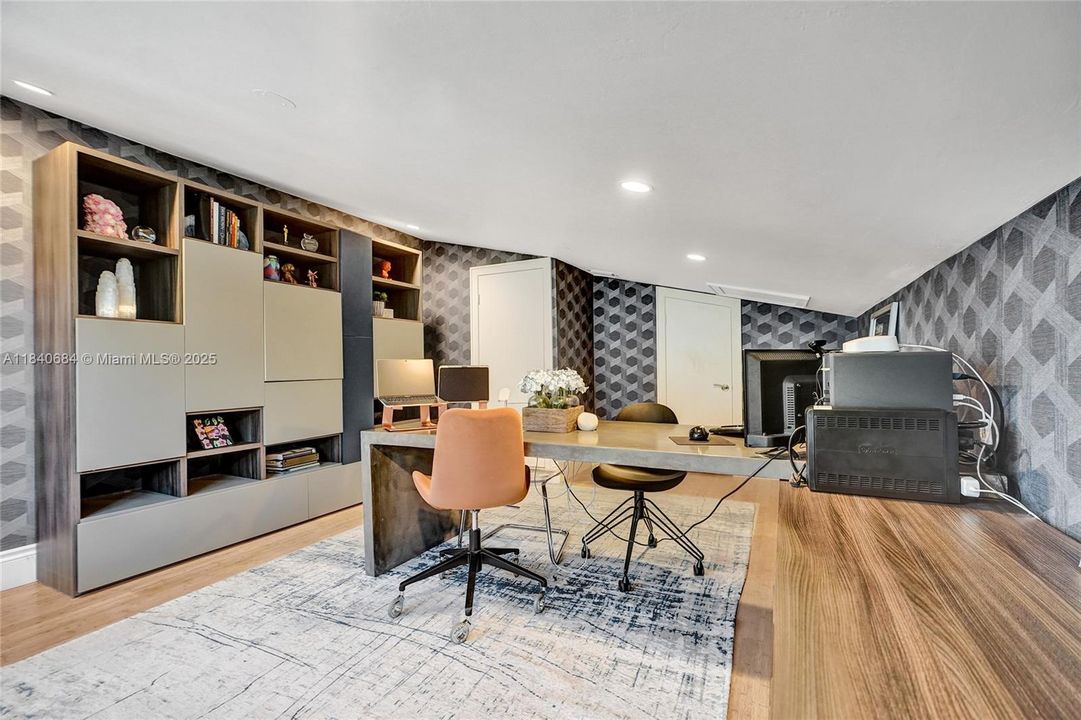 For Sale: $4,725,000 (6 beds, 4 baths, 5741 Square Feet)