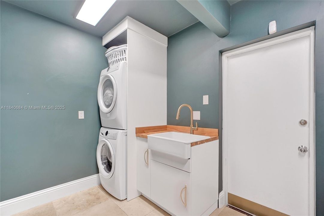 For Sale: $4,725,000 (6 beds, 4 baths, 5741 Square Feet)