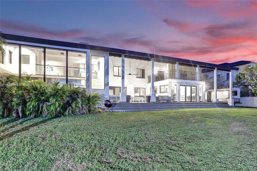 For Sale: $4,725,000 (6 beds, 4 baths, 5741 Square Feet)