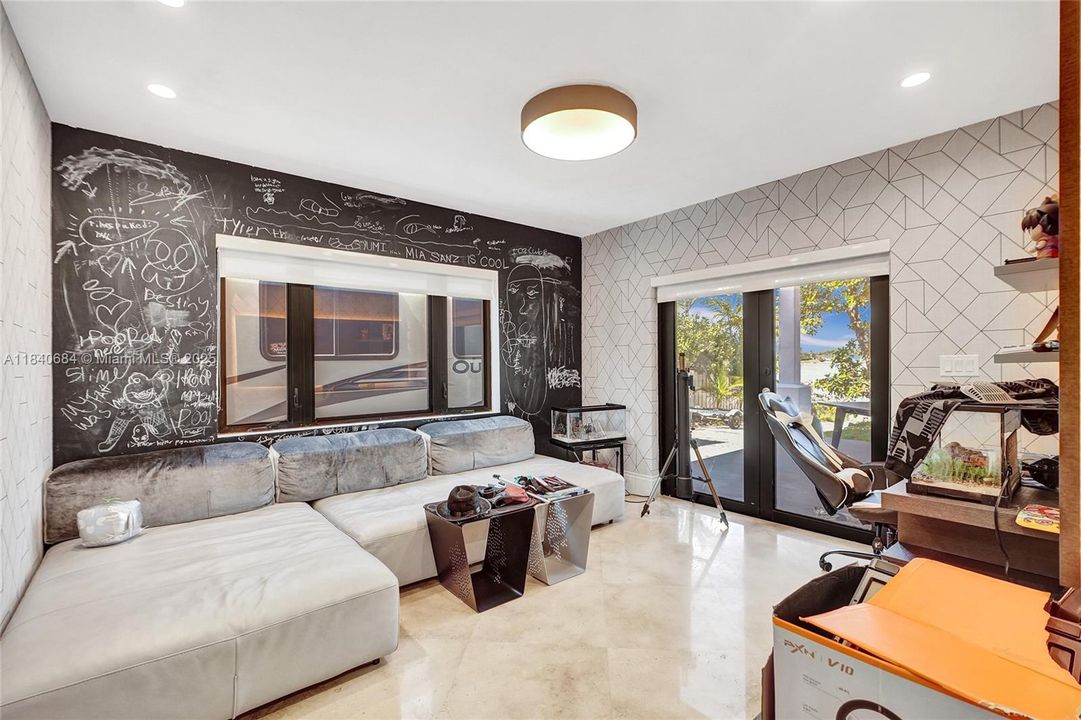 For Sale: $4,725,000 (6 beds, 4 baths, 5741 Square Feet)