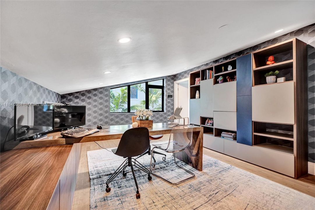 For Sale: $4,725,000 (6 beds, 4 baths, 5741 Square Feet)