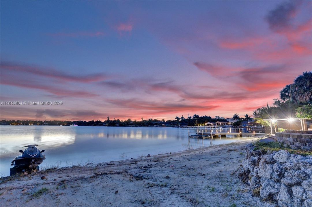 For Sale: $4,725,000 (6 beds, 4 baths, 5741 Square Feet)