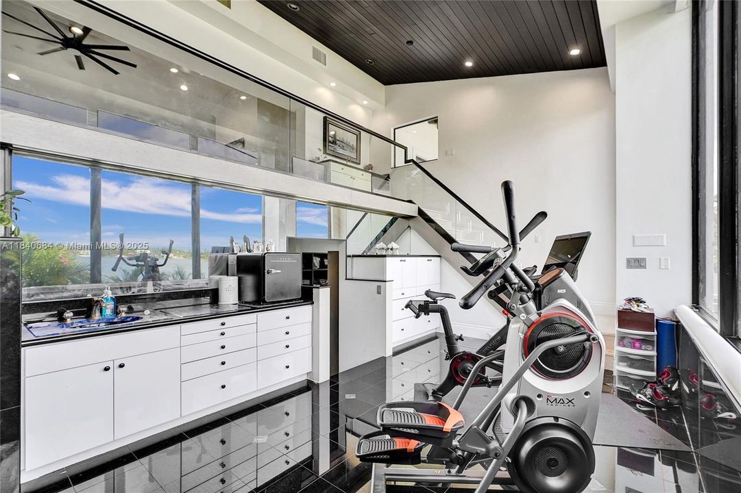 For Sale: $4,725,000 (6 beds, 4 baths, 5741 Square Feet)