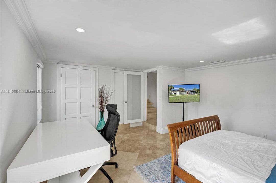 For Sale: $4,725,000 (6 beds, 4 baths, 5741 Square Feet)