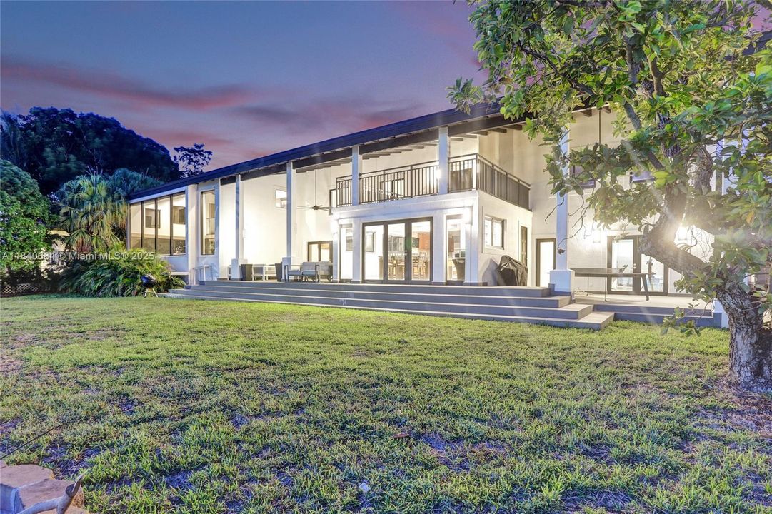 For Sale: $4,725,000 (6 beds, 4 baths, 5741 Square Feet)