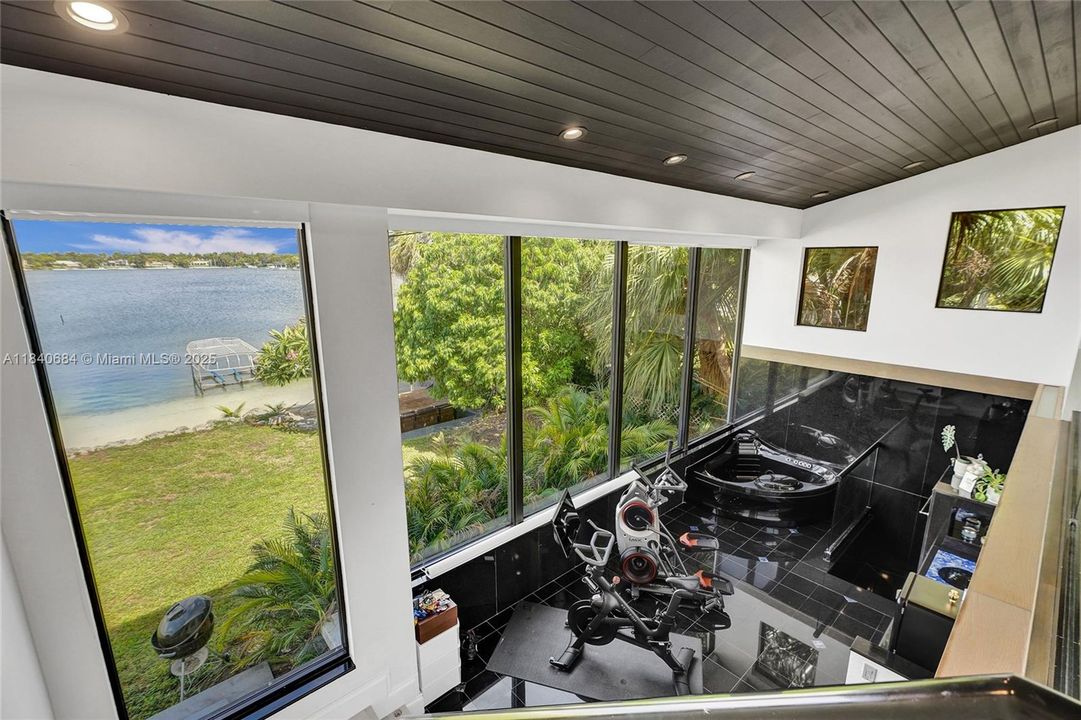 For Sale: $4,725,000 (6 beds, 4 baths, 5741 Square Feet)