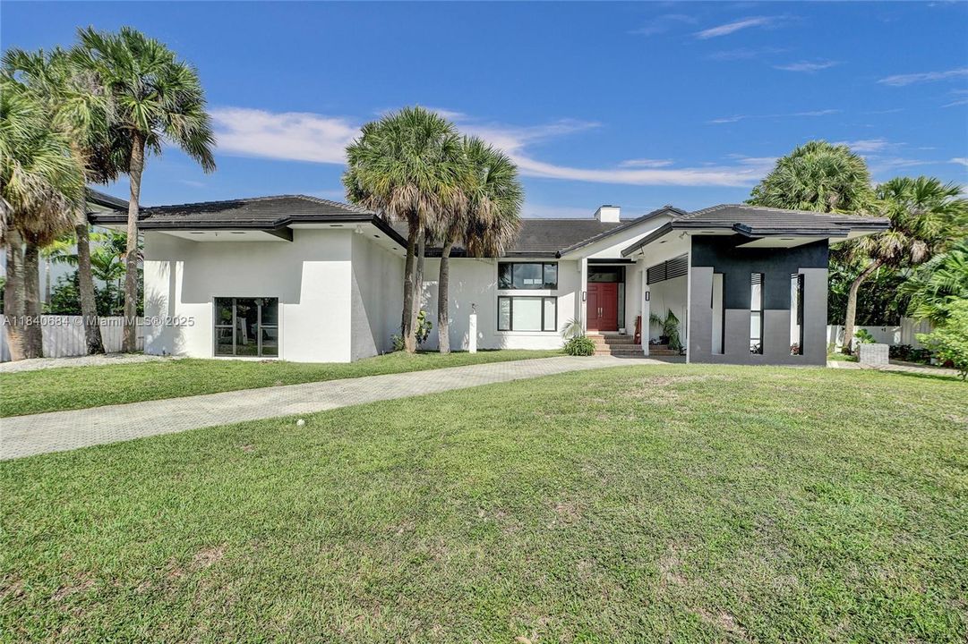 For Sale: $4,725,000 (6 beds, 4 baths, 5741 Square Feet)