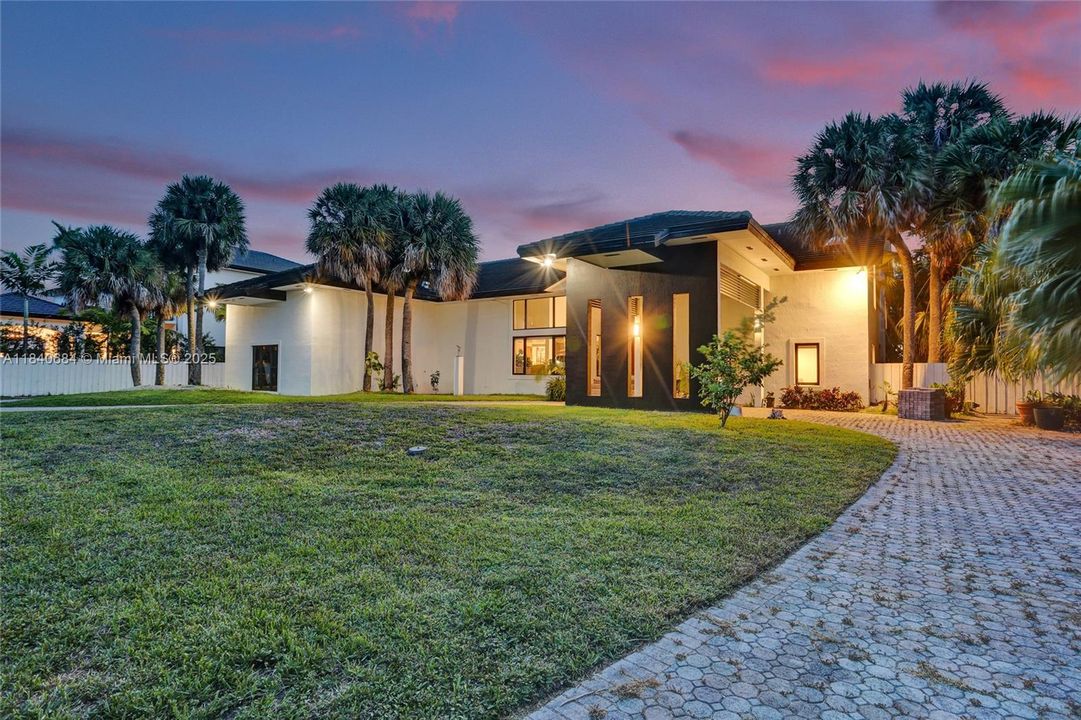 For Sale: $4,725,000 (6 beds, 4 baths, 5741 Square Feet)