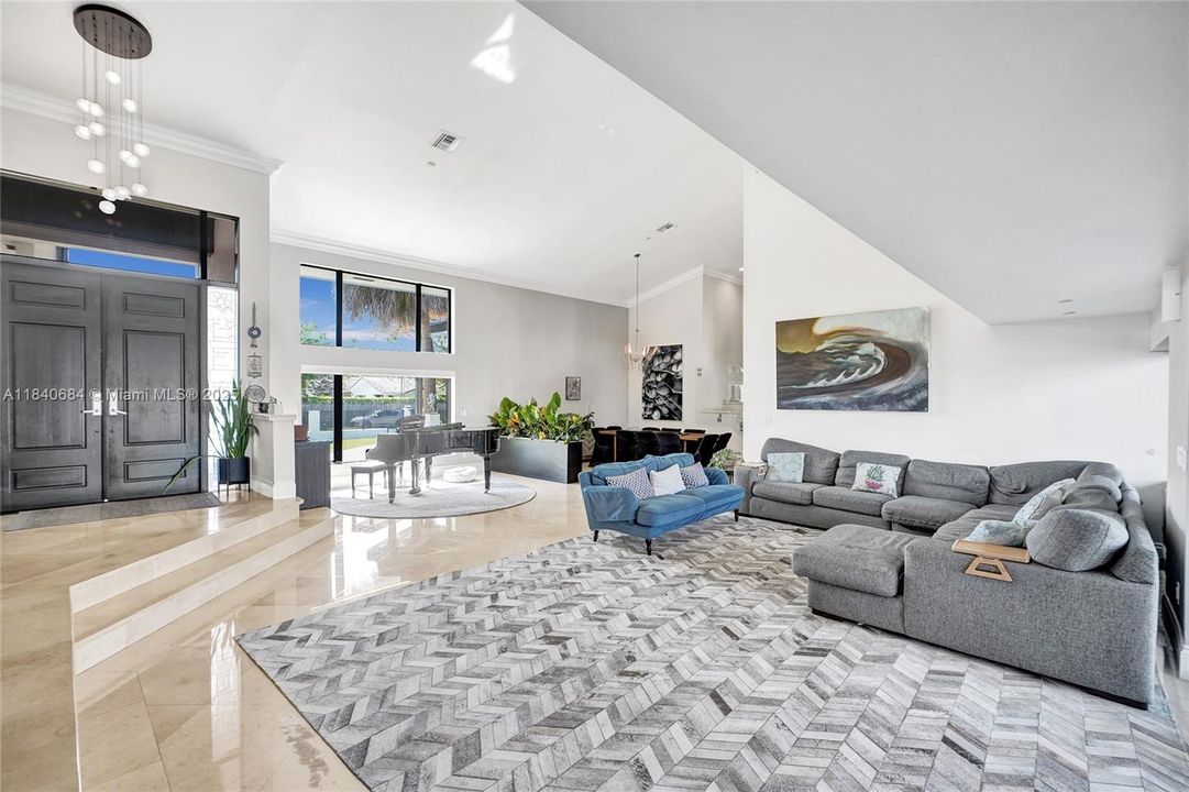 For Sale: $4,725,000 (6 beds, 4 baths, 5741 Square Feet)