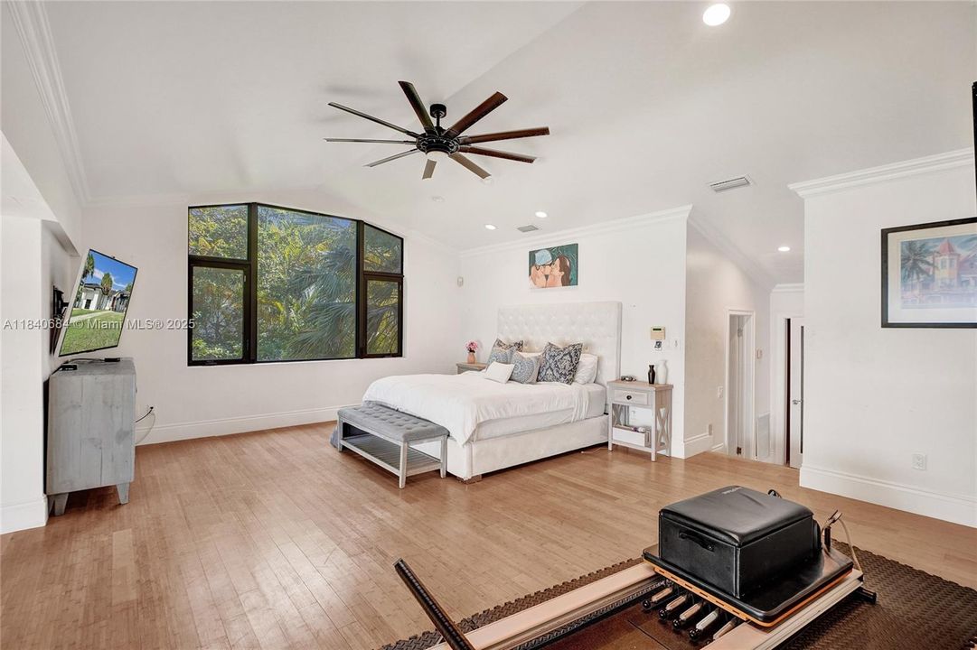 For Sale: $4,725,000 (6 beds, 4 baths, 5741 Square Feet)