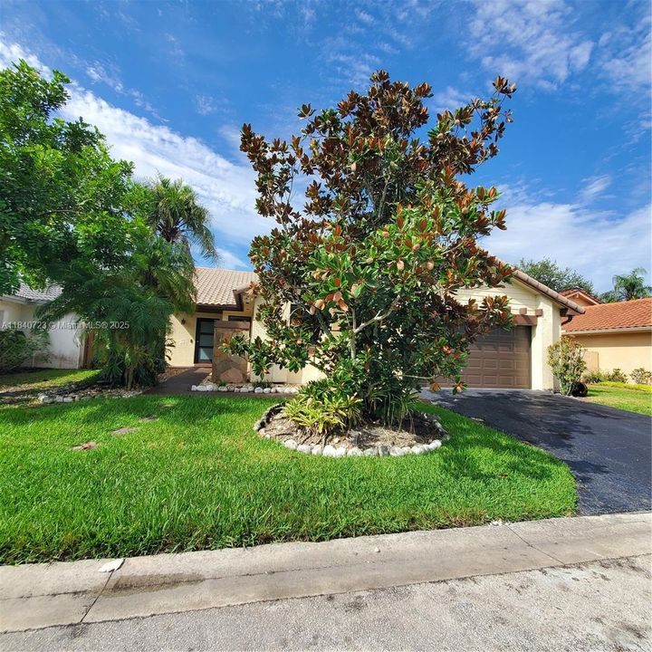 Active With Contract: $639,000 (3 beds, 2 baths, 1611 Square Feet)