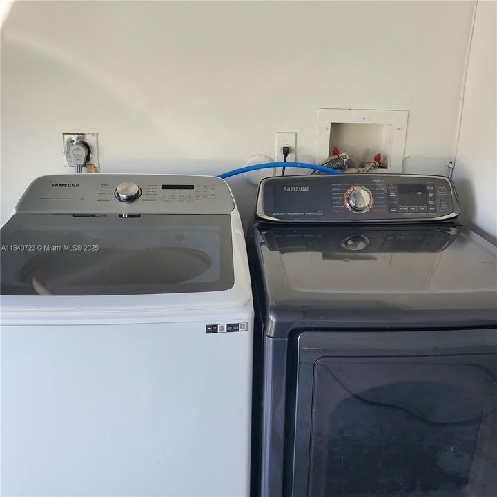 Active With Contract: $639,000 (3 beds, 2 baths, 1611 Square Feet)