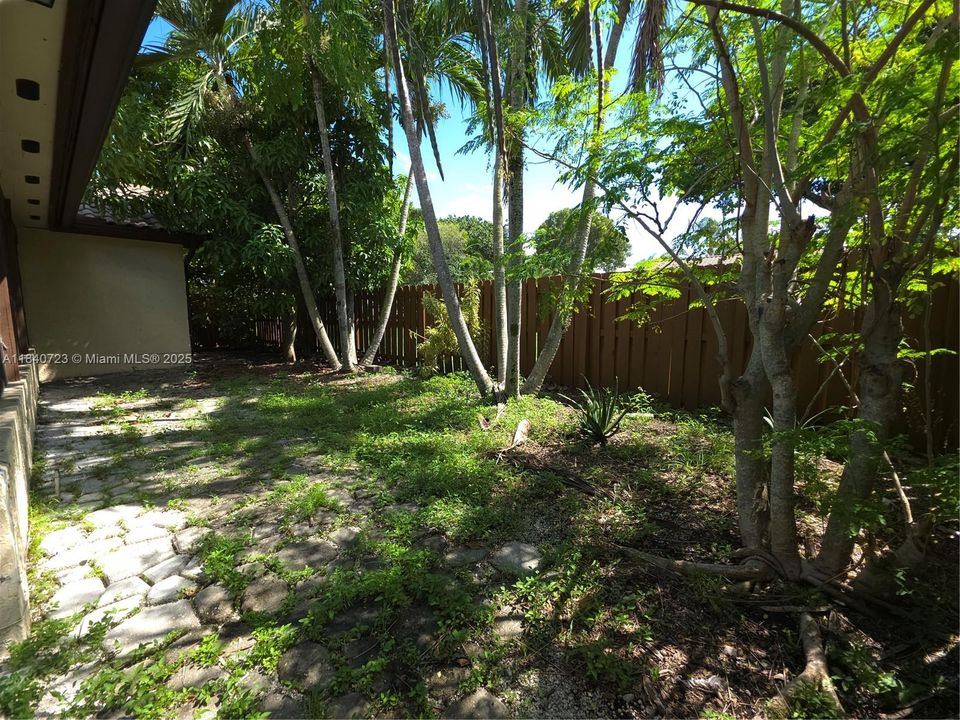 Active With Contract: $639,000 (3 beds, 2 baths, 1611 Square Feet)