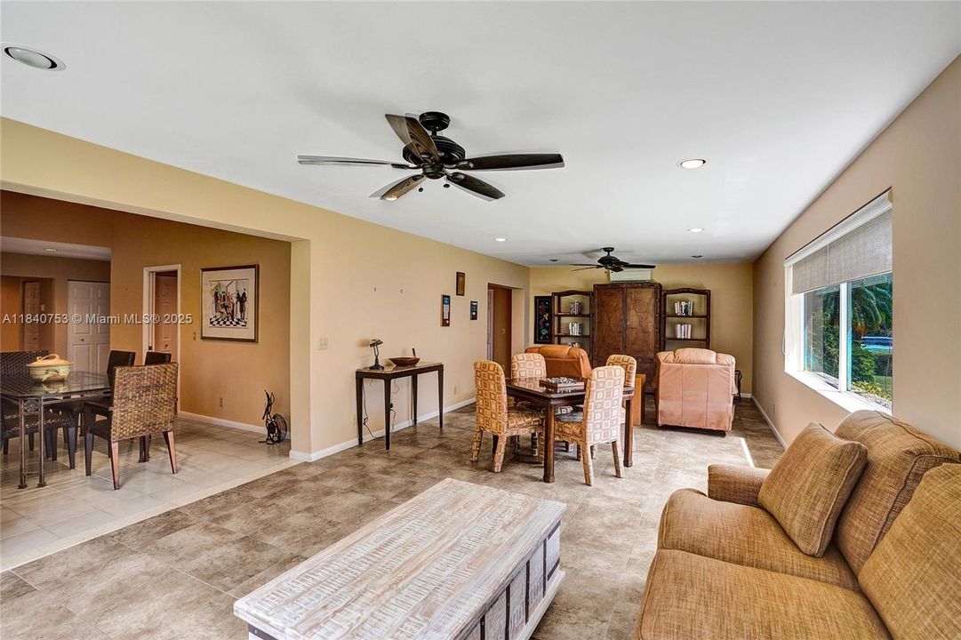 最近售出: $475,000 (2 贝兹, 2 浴室, 3158 平方英尺)