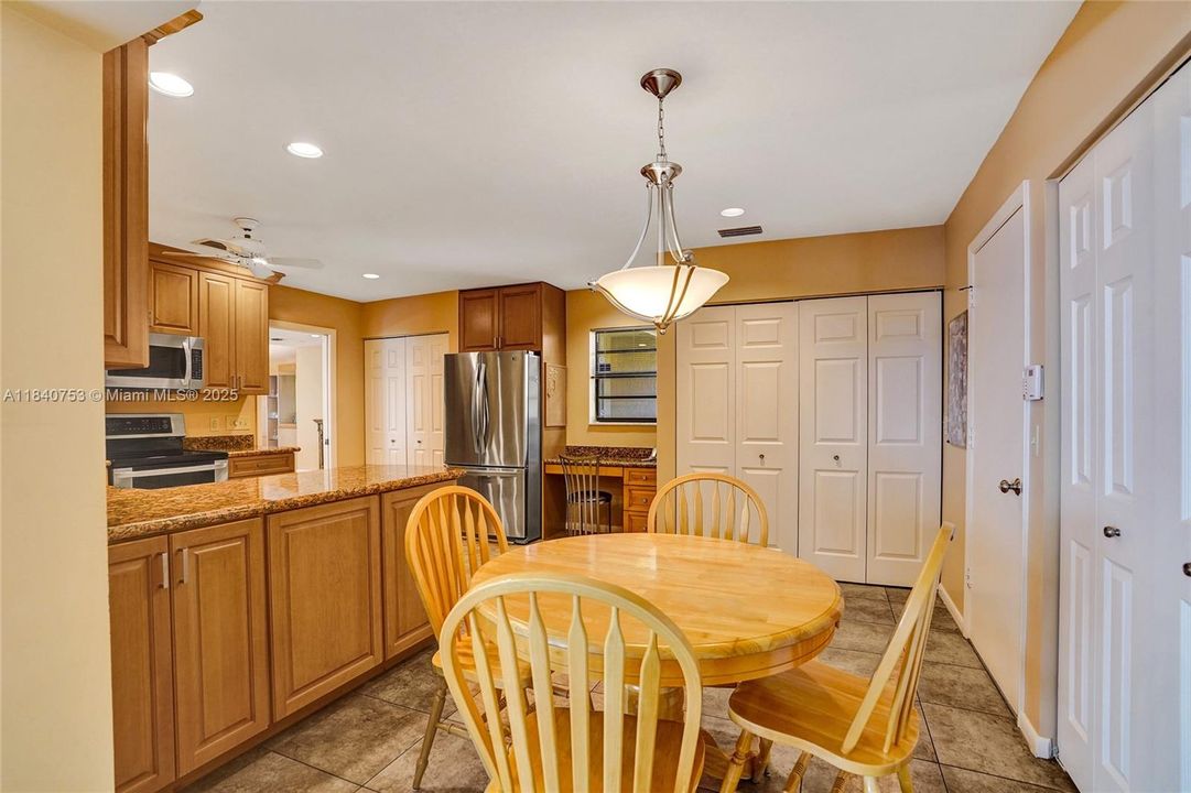 最近售出: $475,000 (2 贝兹, 2 浴室, 3158 平方英尺)