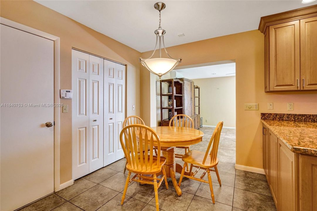 最近售出: $475,000 (2 贝兹, 2 浴室, 3158 平方英尺)