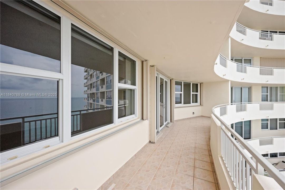 Recently Sold: $595,000 (2 beds, 2 baths, 1165 Square Feet)