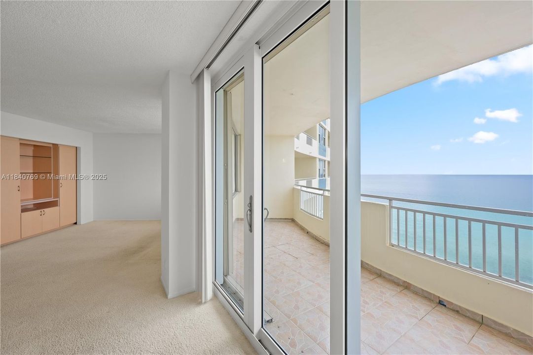 Recently Sold: $595,000 (2 beds, 2 baths, 1165 Square Feet)